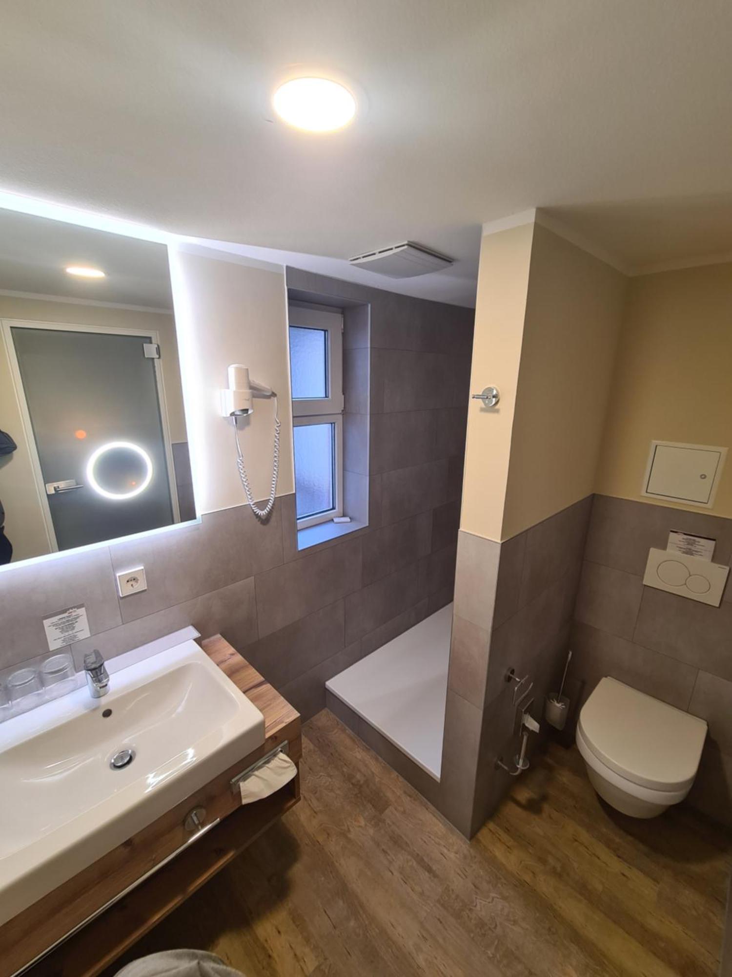 אטלינגן Stadthotel Engel מראה חיצוני תמונה